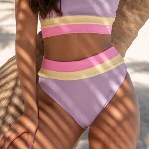 NWT Beach Riot
Heidi Ribbed Colorblock High
Waisted Swim Bottom